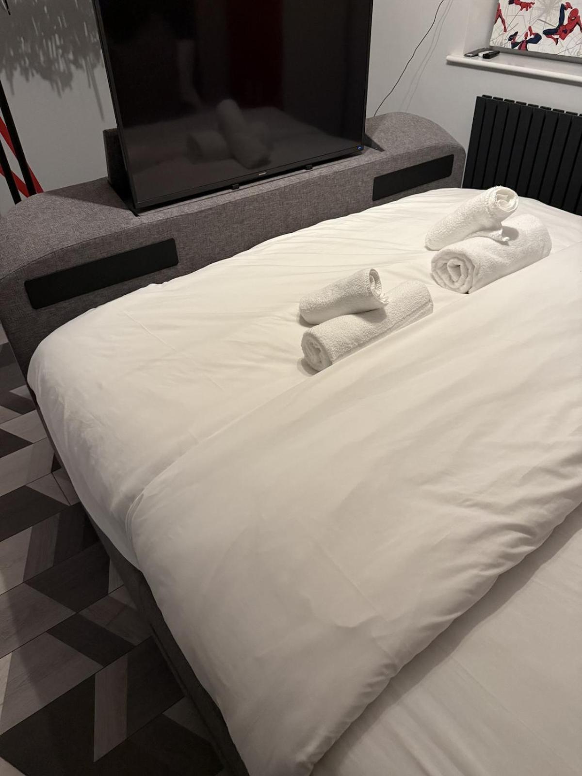 Beautiful 5 Bedroom Home Sleeps 12 People In Manchester Extérieur photo