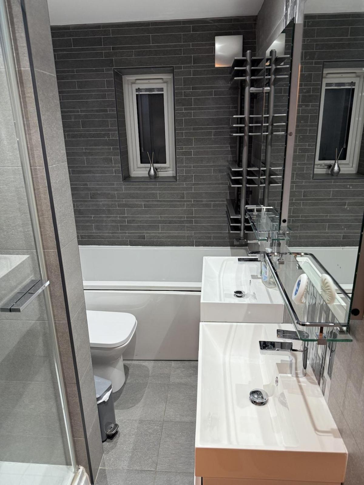 Beautiful 5 Bedroom Home Sleeps 12 People In Manchester Extérieur photo