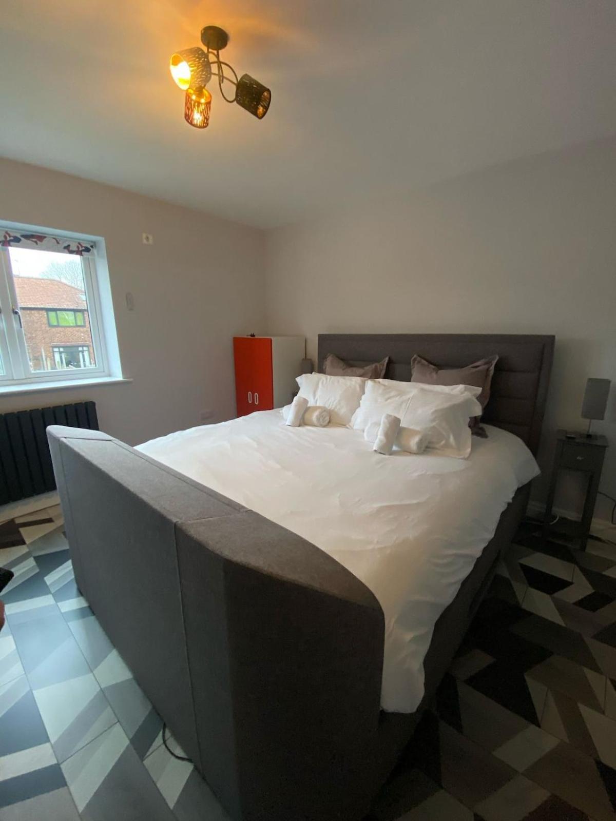 Beautiful 5 Bedroom Home Sleeps 12 People In Manchester Extérieur photo